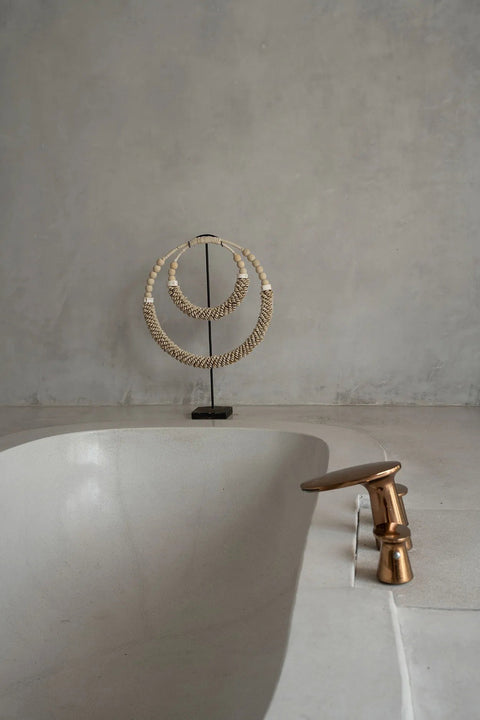 Schelpenketting ‘Double’ als natuurlijke decoratie in badkamer