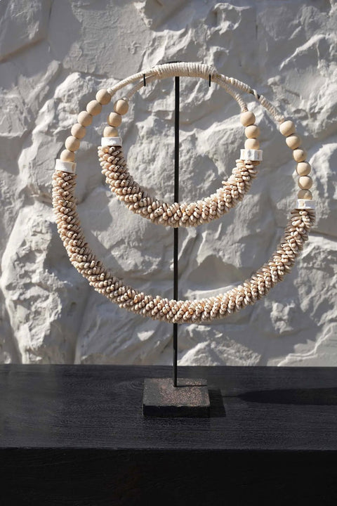 Schelpenketting ‘Double’ als bohemian decoratie op houten kast