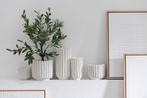 Schilderij 'Lines' op witte plank met decoratieve witte vazen