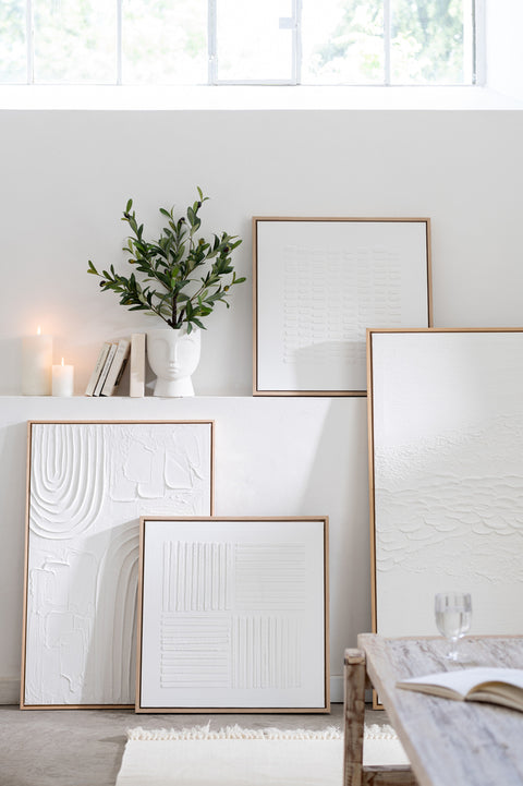 Schilderijen 'Lines' gecombineerd met andere witte schilderijen in modern interieur