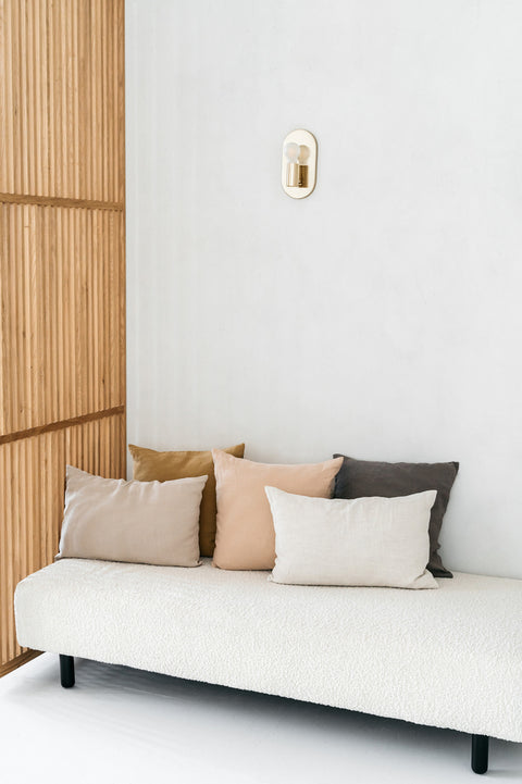 Studio Femme kussen Scotty Nude in zacht linnen, gestyled op een bank in wit interieur