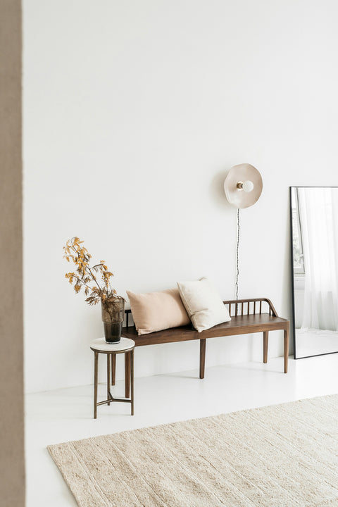 Twee Scotty Nude kussens van Studio Femme op een witte bank – naturel en minimalistisch interieur.