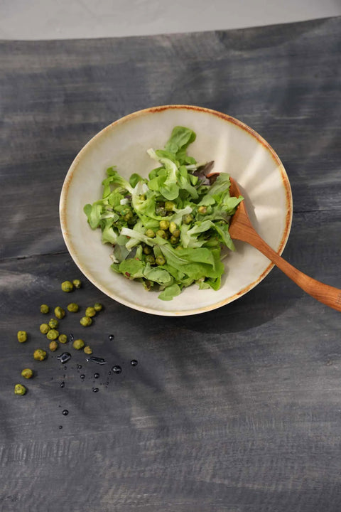 Serveerkom Cascais Medium gevuld met salade en houten lepel