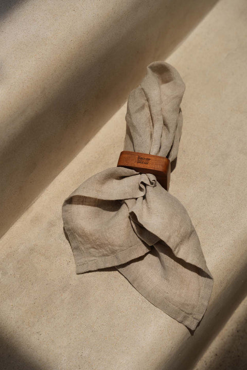 Serviettenring 'Teak Root' rond beige linnen servet
