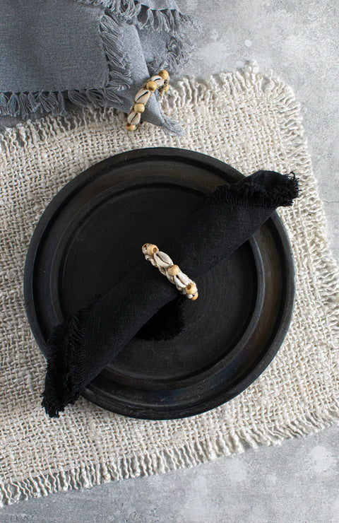 Serviettenring The Shell met zwart servet bohemian detail