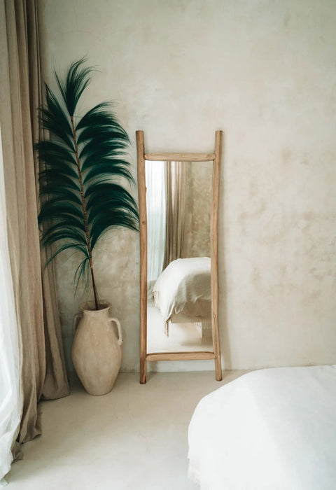 Spiegel 'Island' tegen beige muur, boho vibe