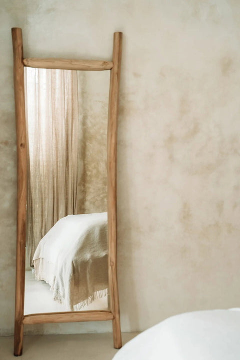 Spiegel 'Island' tegen beige muur, Casa Mimi interieur