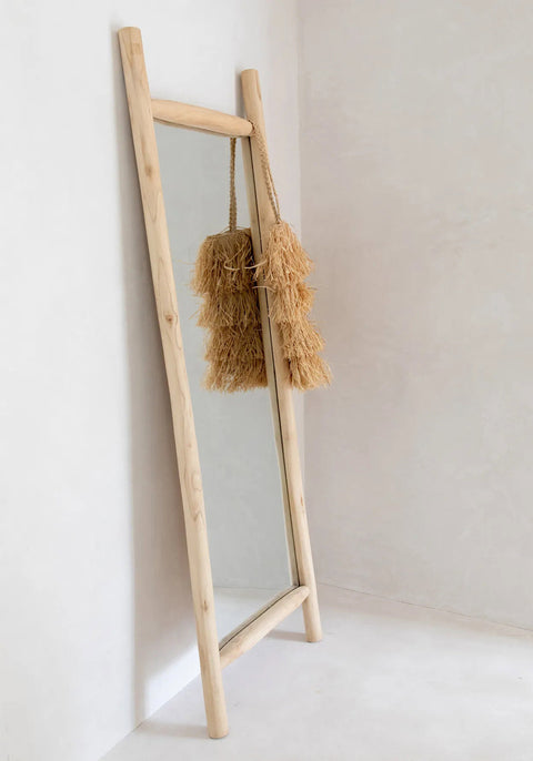 Spiegel 'Island' tegen beige muur met boho styling