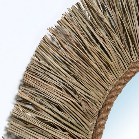Detail van de handgevlochten grasrand van spiegel 'St. Barth', met zicht op natuurlijke structuu