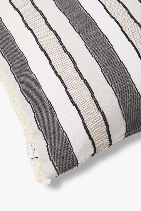 Detail van jacquard geweven kussen in streeppatroon – Studio Femme