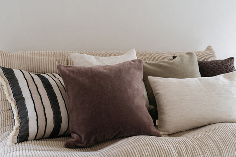 Gestreepte jacquard kussens gecombineerd met andere kussen – Studio Femme