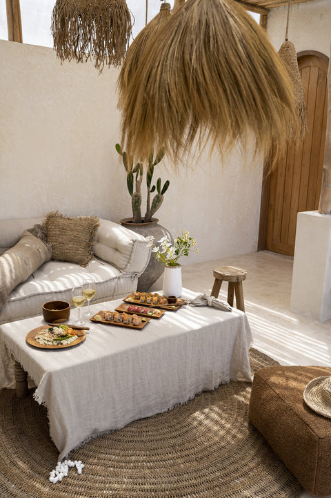 Linnen tafelkleed The Linen Beige 150x150 over salontafel in boho interieur