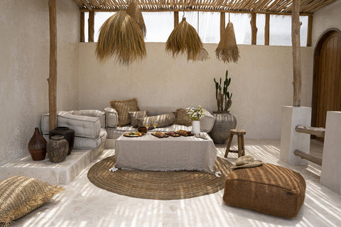 Tafelkleed The Linen Beige 150x150 buiten over salontafel in boho setting