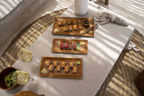 Linnen tafelkleed The Linen Beige buiten op salontafel