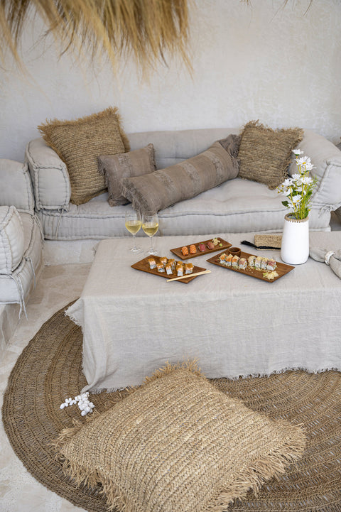 Beige linnen tafellaken The Linen Beige buiten op salontafel
