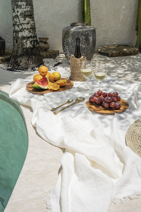 Linnen tafelkleed The Linen White 150x200 als picknicklaken bij zwembad