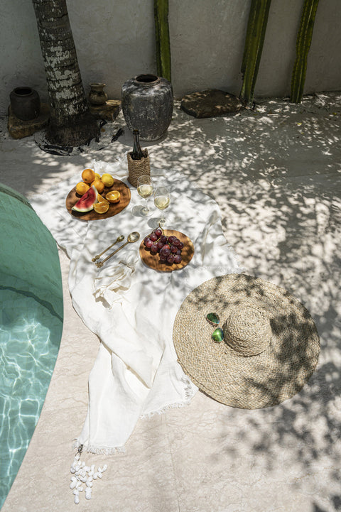 Wit linnen tafelkleed The Linen White als picknicklaken aan zwembad