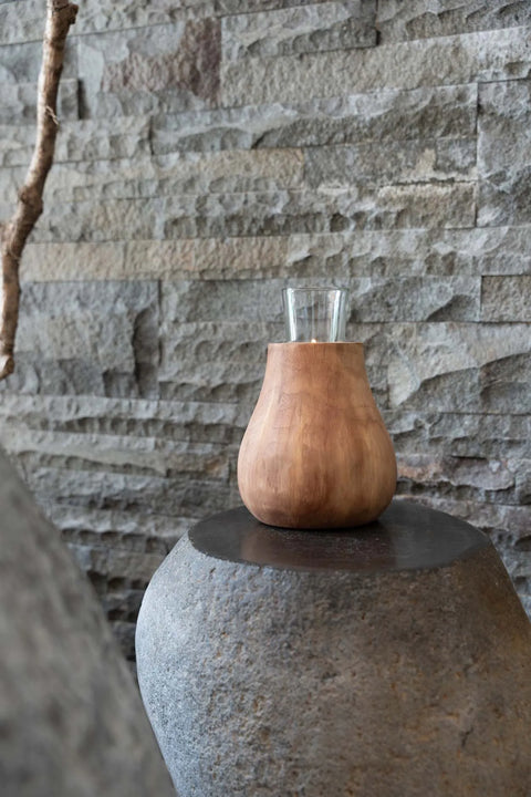 Theelichthouder ‘The Candle Drop’ van teakhout gestyled op donker houten bijzettafeltje in een sfeervol interieur
