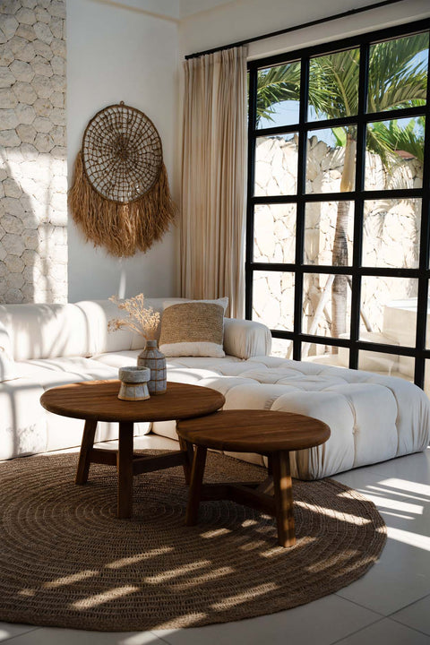 Kussen ‘Raffia Stamp’ op beige zetel in rustgevend boho interieur