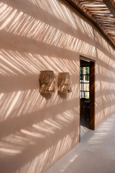 Set van twee wandlampen 'Abaca' tegen een buitenmuur in boho stijl