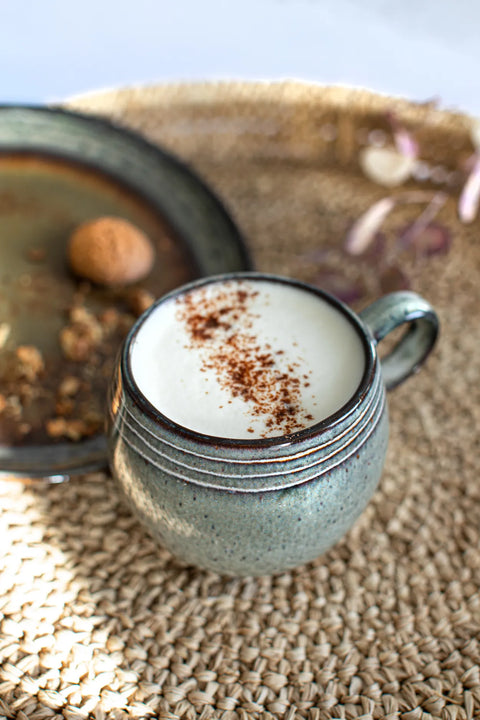 Koffietas Comporta Mug gevuld met cappuccino.