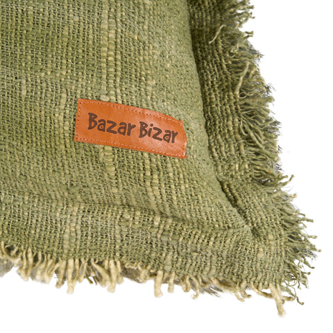 Detail hoek met Bazar Bizar logo op groen kussen The Jungle Fringe