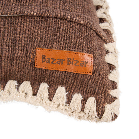 Detail logo Bazar Bizar op bruin wit kussen The Espresso Edge