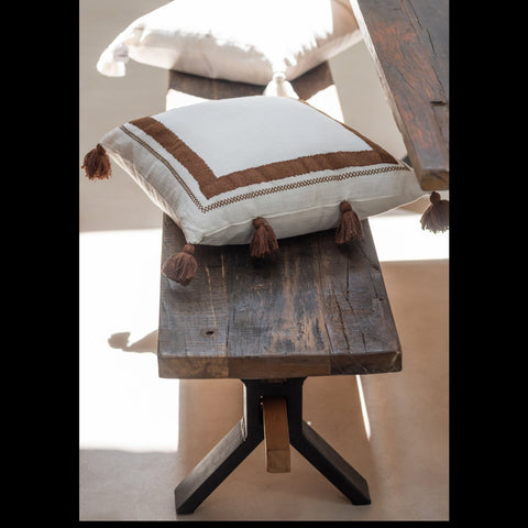 Houten bank met witte kussens