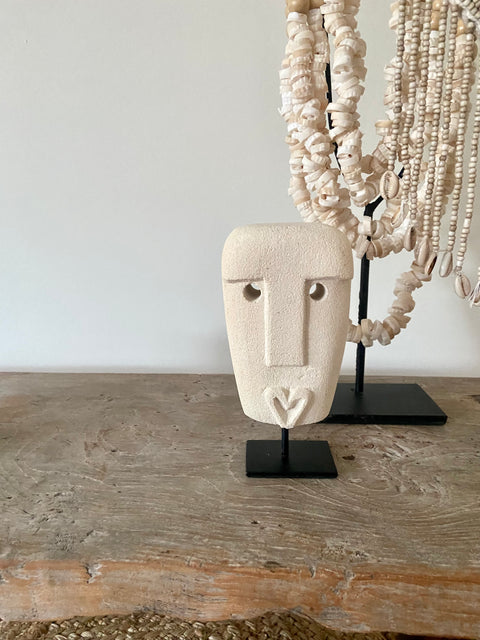 Sumba Stone #19 van Bazar Bizar. Handgemaakt zandstenen beeld met hartjesmond.