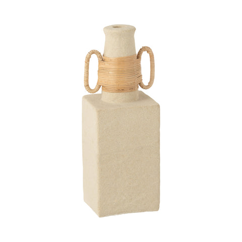 Close-up van J-Line Vaas 'Celine (ovaal) in beige rotan en cement op neutrale achtergrond