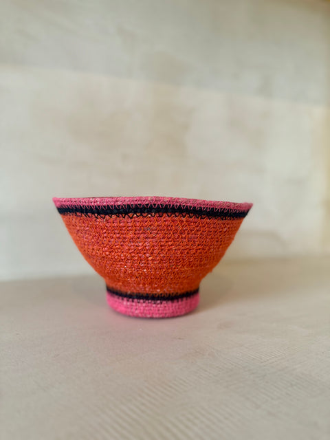 Oranje, roze, zwarte kom gemaakt uit zeegras (JLine by Jolipa)