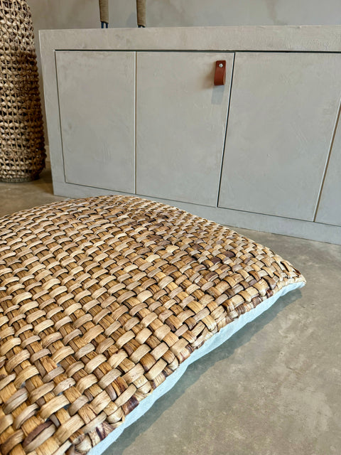 Vloerkussen met geweven rotan en textiel van JLine