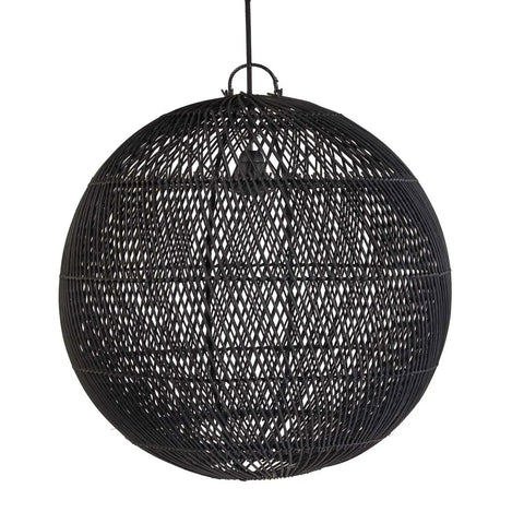 Zwarte rotan hanglamp The Bubble medium, volledig zichtbaar in bolvormig design.