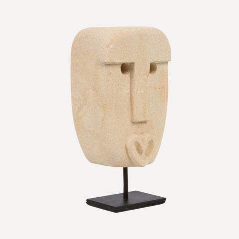 Sumba Stone #19 van Bazar Bizar. Handgemaakt zandstenen beeld met hartjesmond.