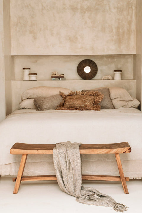 Houten bank 'Suar' in natuurlijke slaapkamer met bohemian touch