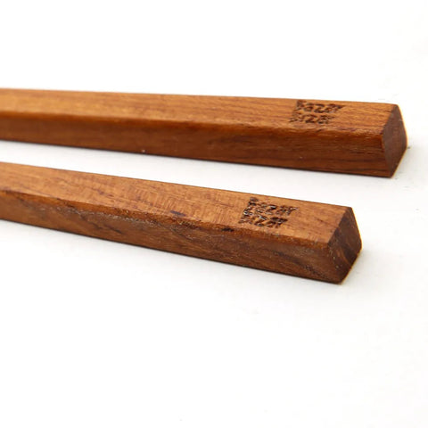 Detail van het Bazar Bizar logo op The Teak Root chopsticks
