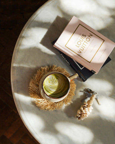 Comporta Mug Large op rotan onderlegger – boho styling met natuurlijke materialen