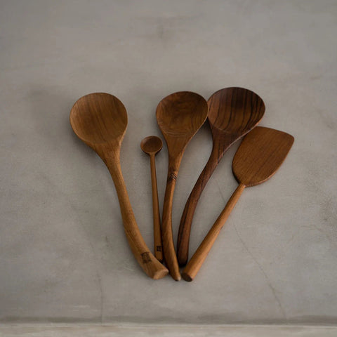 Bazar Bizar The Teak Root Large samen met andere teakhouten lepels