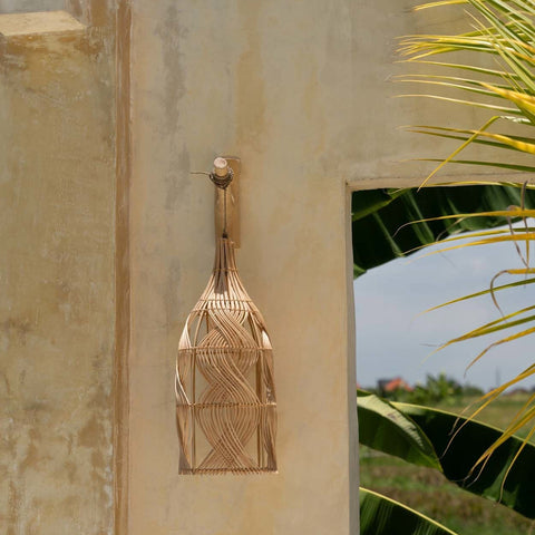 Naturelkleurige teakhouten kapstokhaak met een decoratieve lantaarn aan een buitenmuur
