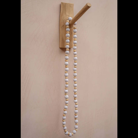 Teakhouten kapstokhaak The Hook met een decoratieve kralenketting in wit en naturel