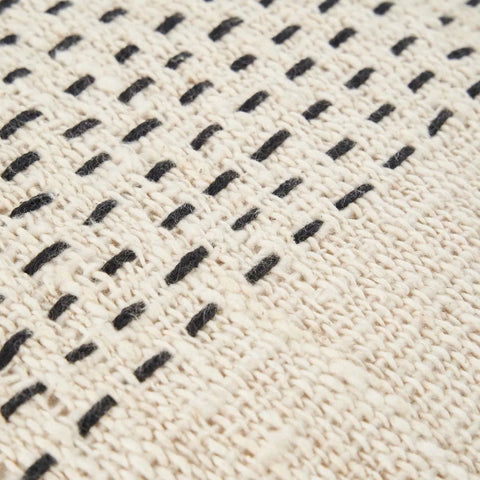 Detail van het geweven patroon van kussen The Misty van Bazar Bizar