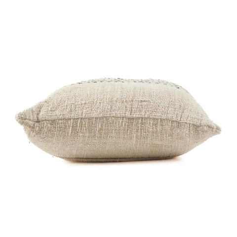 Zijkant van Bazar Bizar kussen The Misty in katoen, beige met zwarte details.