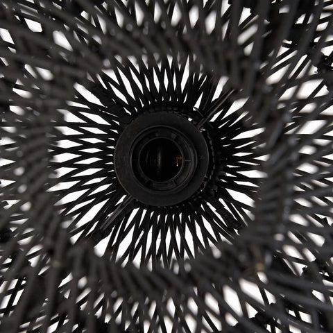 Onderzijde van raffia lamp The Bubble small met opengewerkt vlechtpatroon.