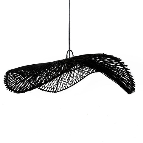 Zwarte rotan hanglamp The Chapeau volledig zichtbaar in hoedvormig design.