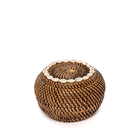 Ronde bruine rotan mand The Colonial Peek-a-Boo Small van Bazar Bizar met deksel
