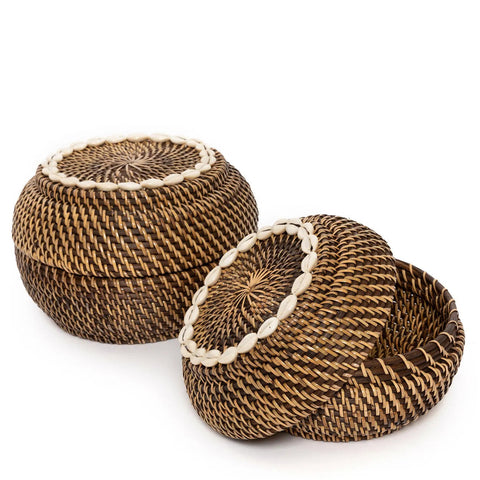 De kleine rotan mand The Colonial Peek-a-Boo naast de medium variant van Bazar Bizar
