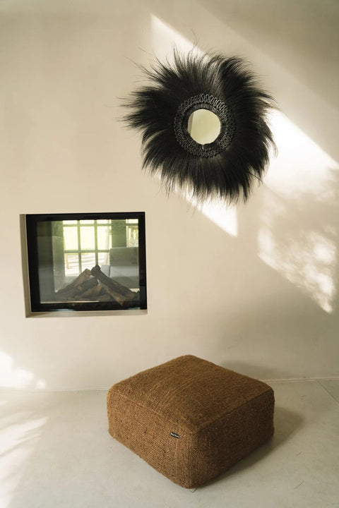 Simba spiegel in boho ruimte met rotan poef en natuurlijke tinten.