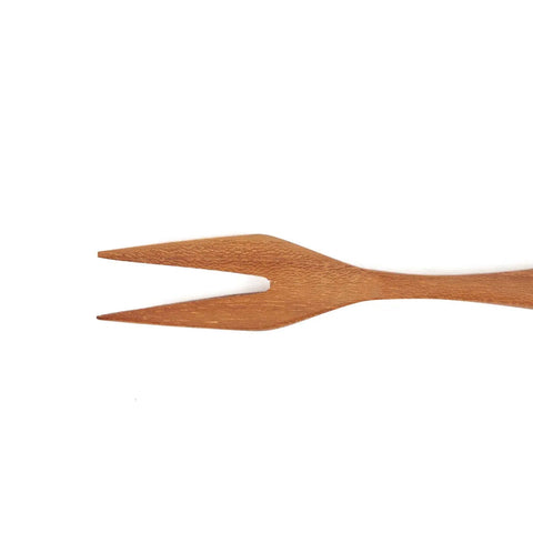 Detail van de vorkpunten van The Tapas Fork van teakwortel