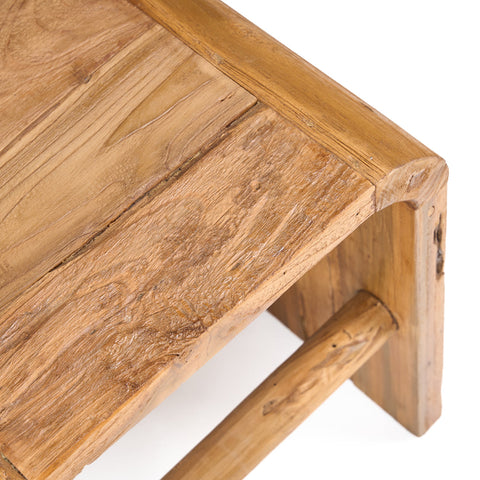 Detail van het naturel teakhouten blad van The Arc bijzettafel