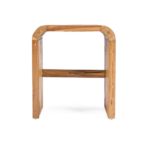 Voorzijde van de naturel teakhouten The Arc bijzettafel